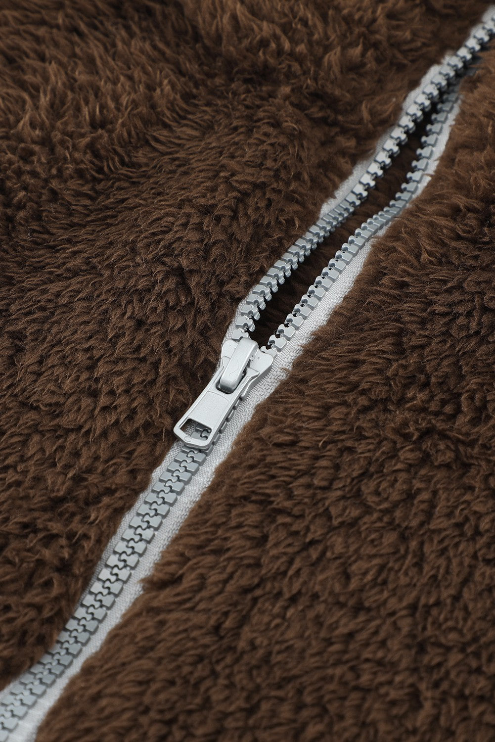 Flauschiges Sweatshirt mit Farbblockdesign und halbem Reißverschluss und langen Ärmeln