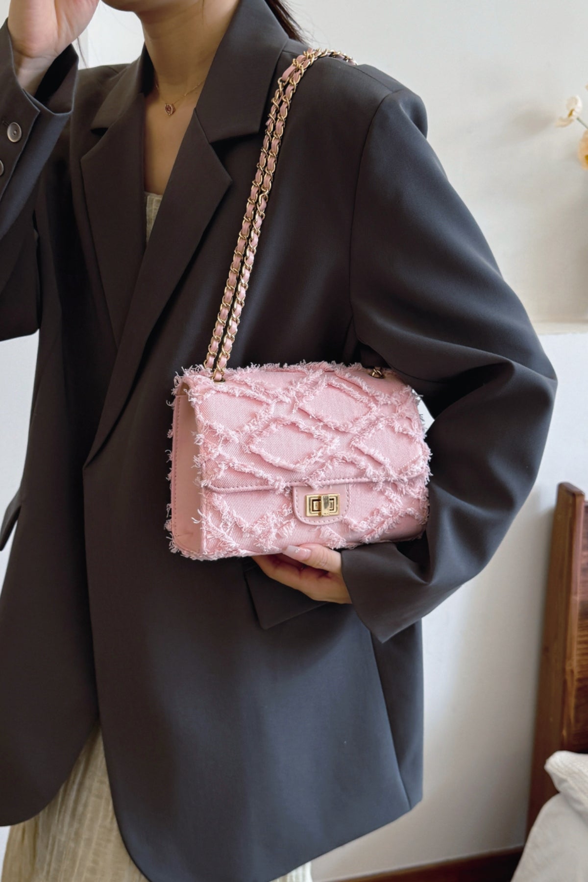 Umhängetasche aus Denim mit ungesäumtem Saum