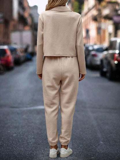 Set aus Oberteil und Hose mit Druckknopfleiste und karierter Textur