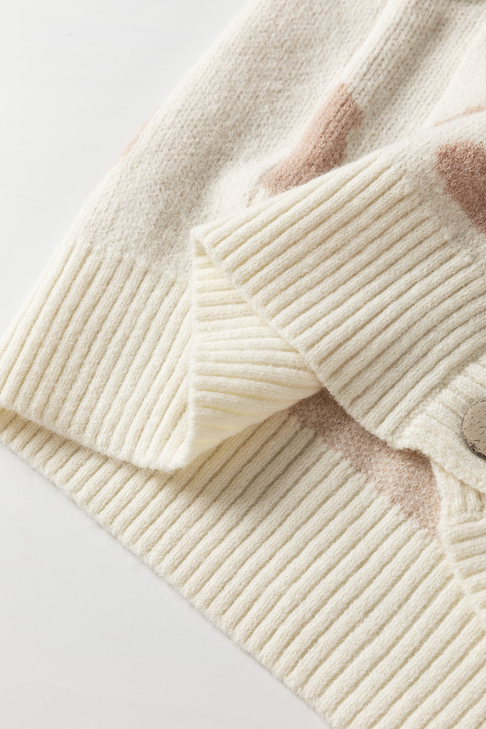 Strickjacke mit Leopardenmuster und V-Ausschnitt und Knopfleiste