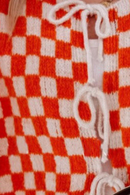 Double Take – Karierte Strickjacke mit tief angesetzten Schultern und Volantärmeln