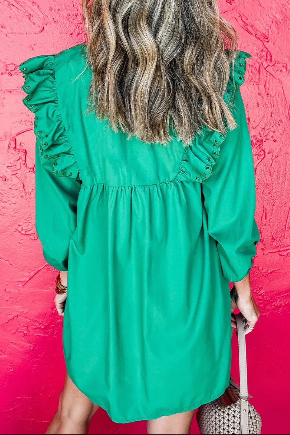 Besticktes Kleid mit Rüschen und Dreiviertelärmeln