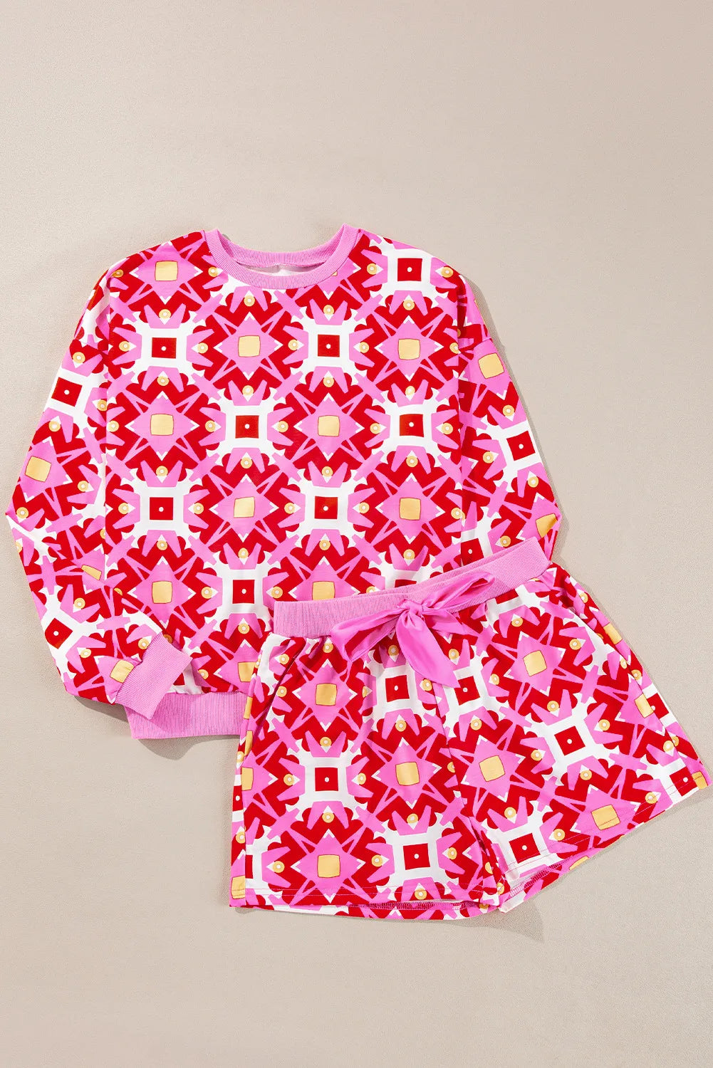 Set aus Oberteil und Shorts mit geometrischem Rundhalsausschnitt