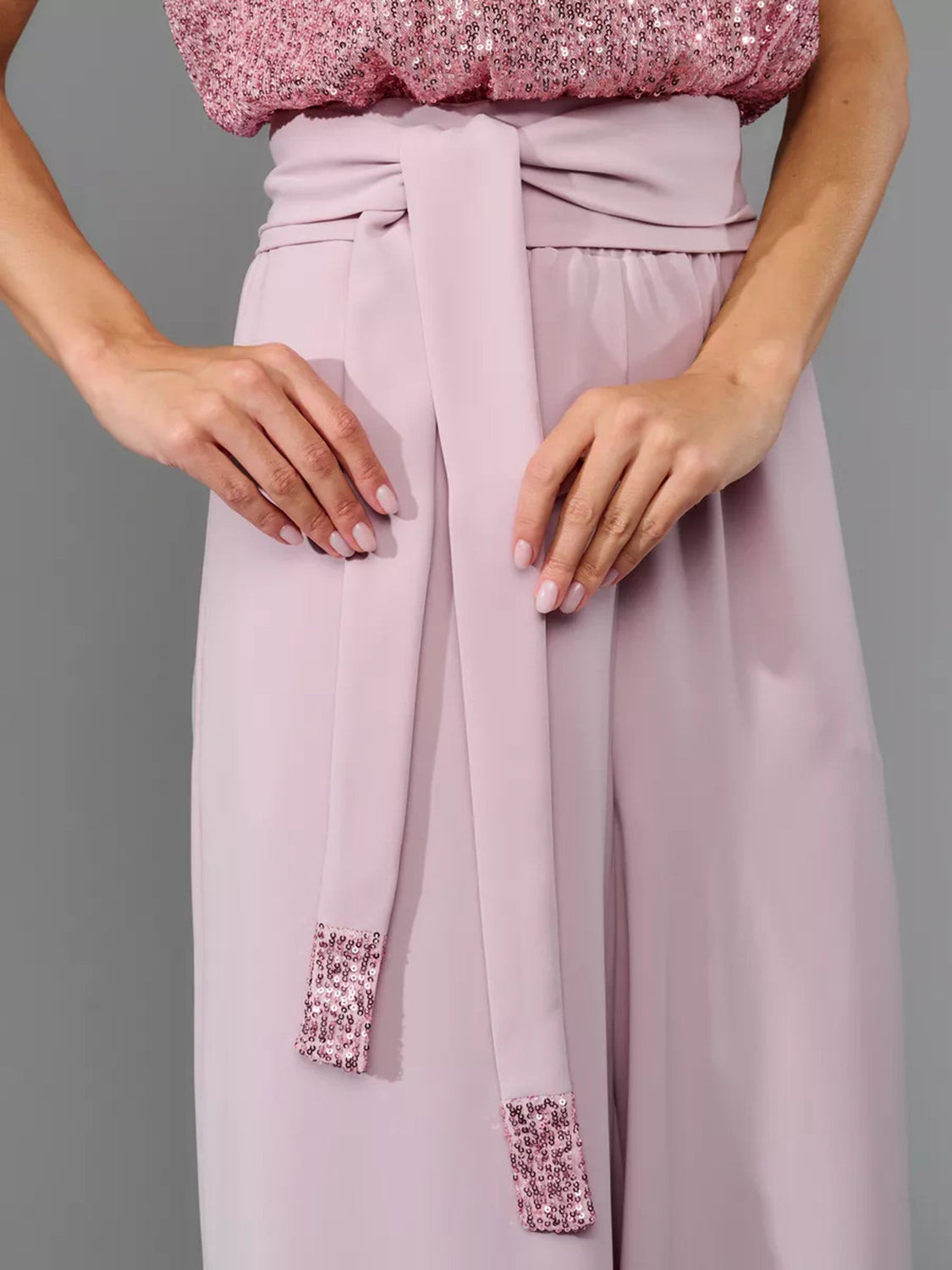 Jumpsuit mit Pailletten, Rundhalsausschnitt, kurzen Ärmeln und weitem Bein in voller Größe