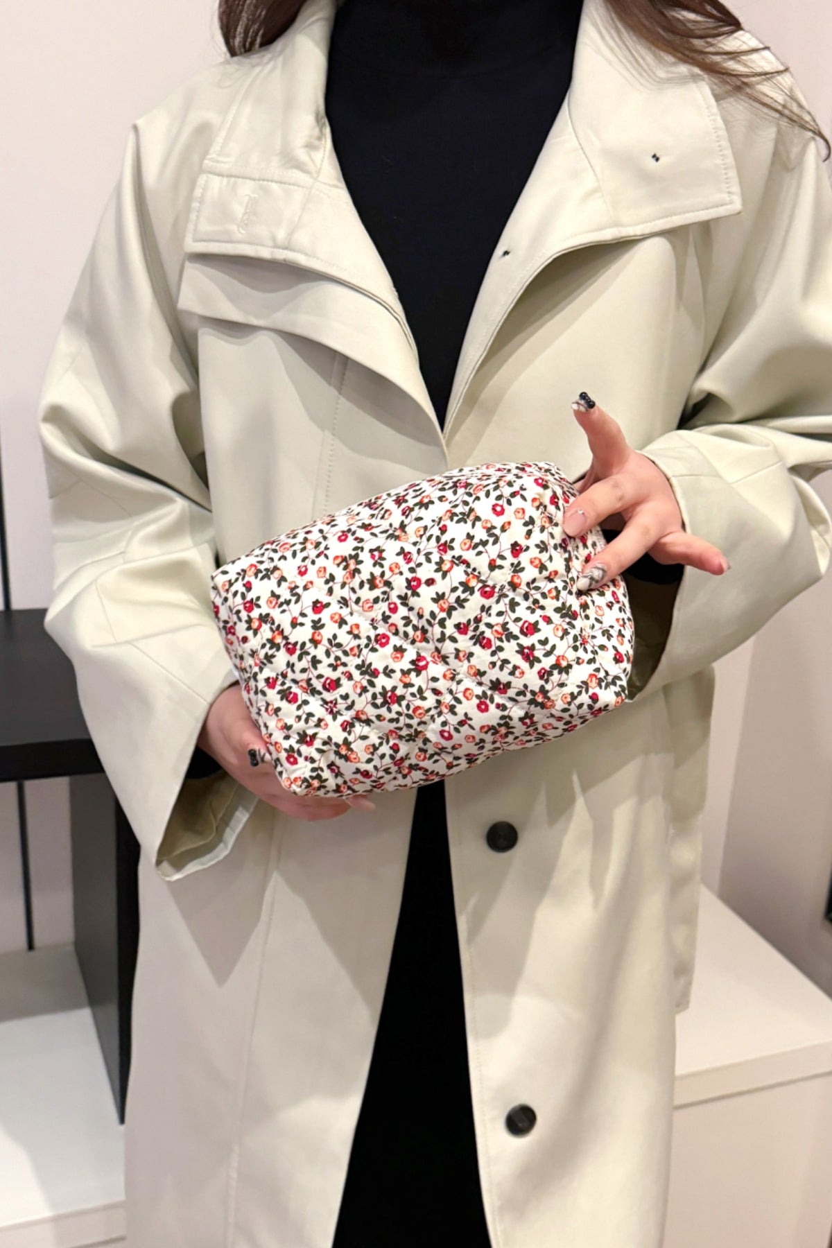 Clutch mit Blumenmuster und gestepptem Karofutter
