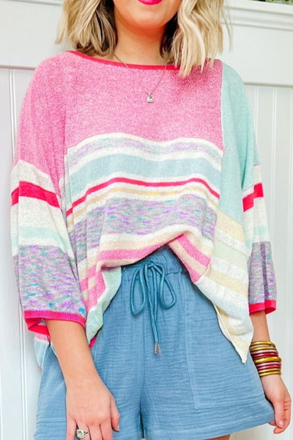 Strickoberteil mit kontrastierendem Rundhalsausschnitt und Dreiviertelärmeln