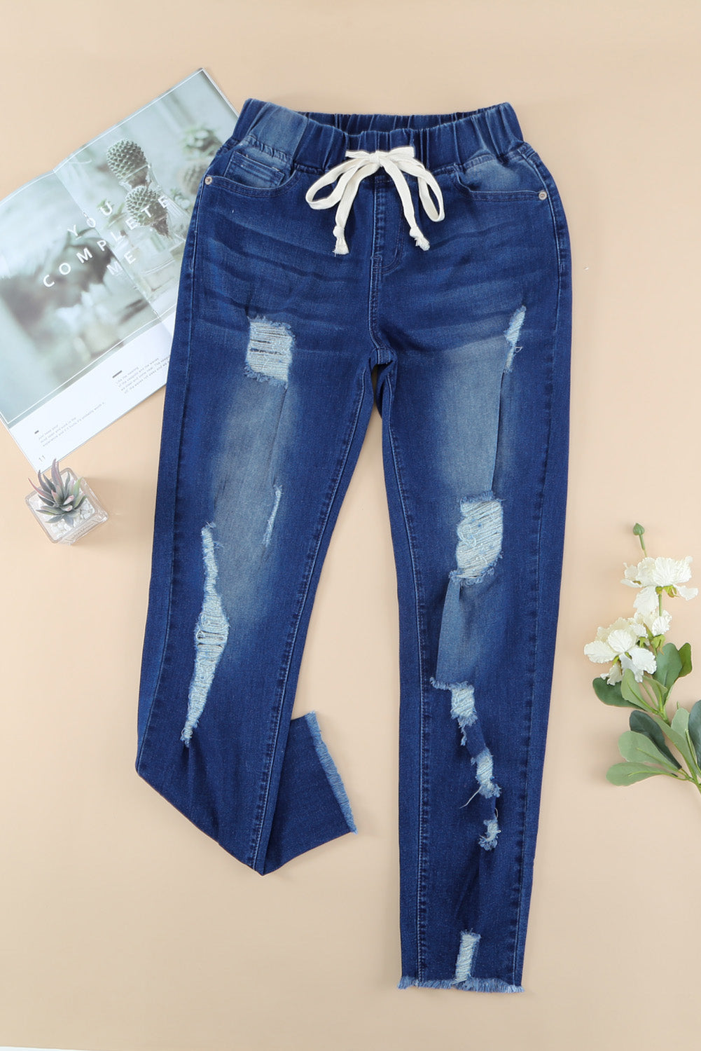 Distressed-Jeans mit Kordelzug, offenem Saum und Taschen