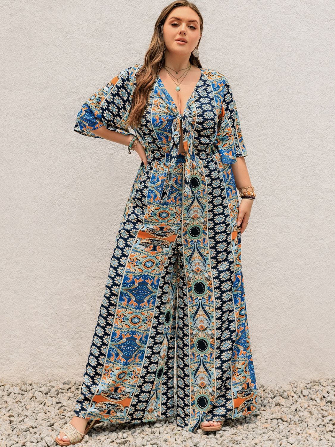 Bedruckter Jumpsuit mit halblangen Ärmeln und weitem Bein in Übergröße