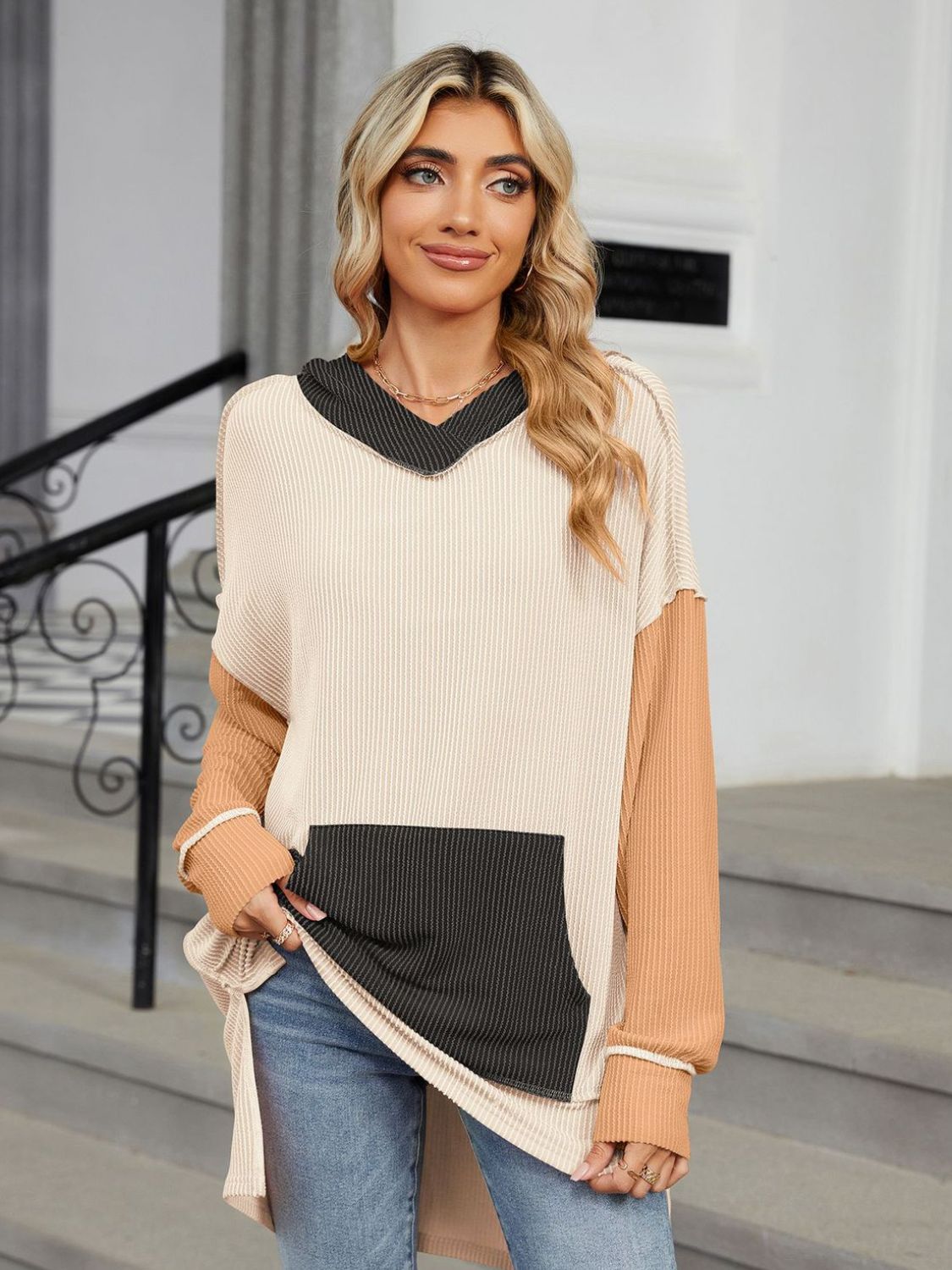 Double Take – Langärmliges Oberteil mit Kapuze und Kontrast