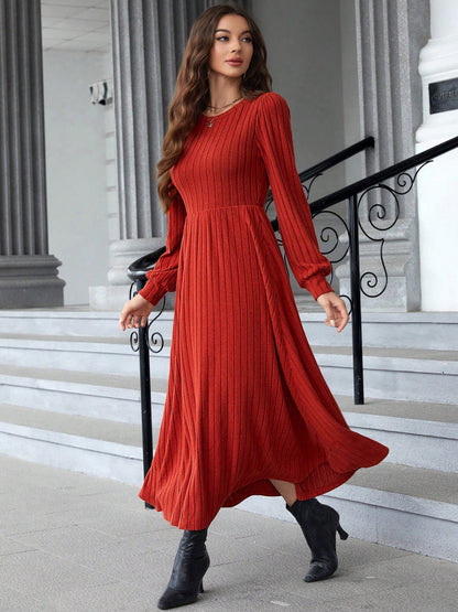 Geripptes Kleid mit Rundhalsausschnitt und langen Ärmeln