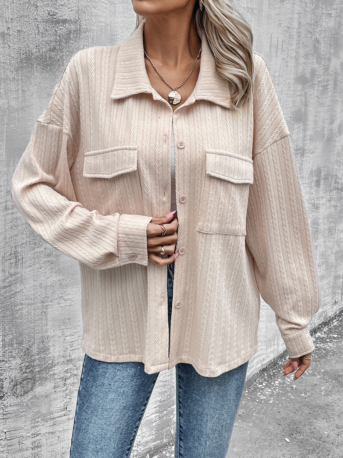 Jacke mit Taschen und Knöpfen und überschnittenen Schultern