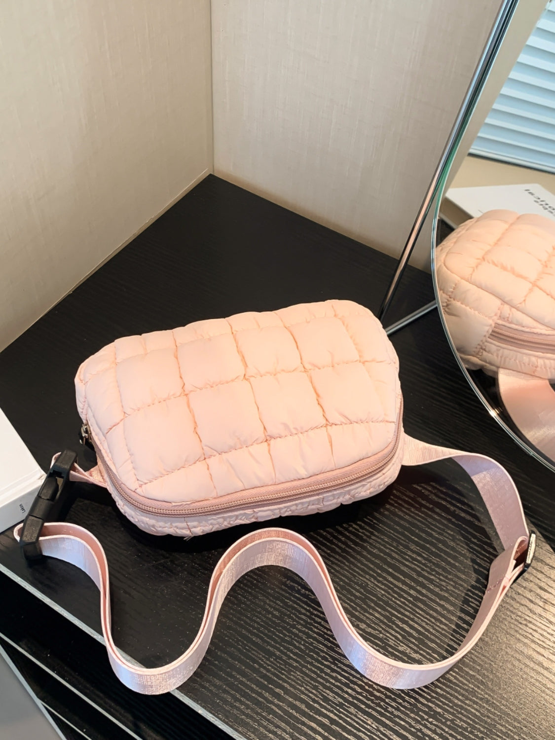 Umhängetasche mit verstellbarem Riemen und Blasenstruktur