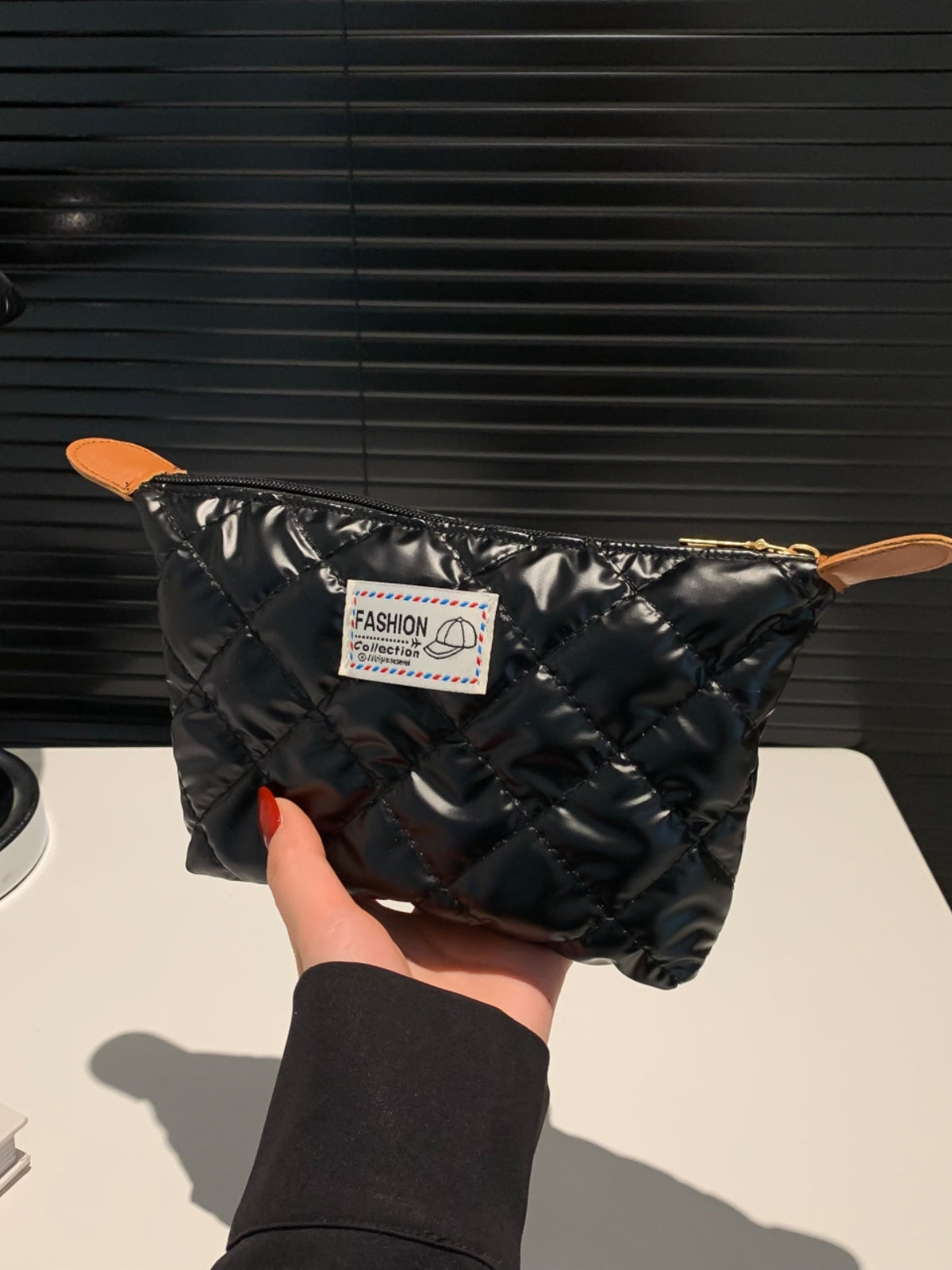 Solide gesteppte Clutch mit Reißverschluss