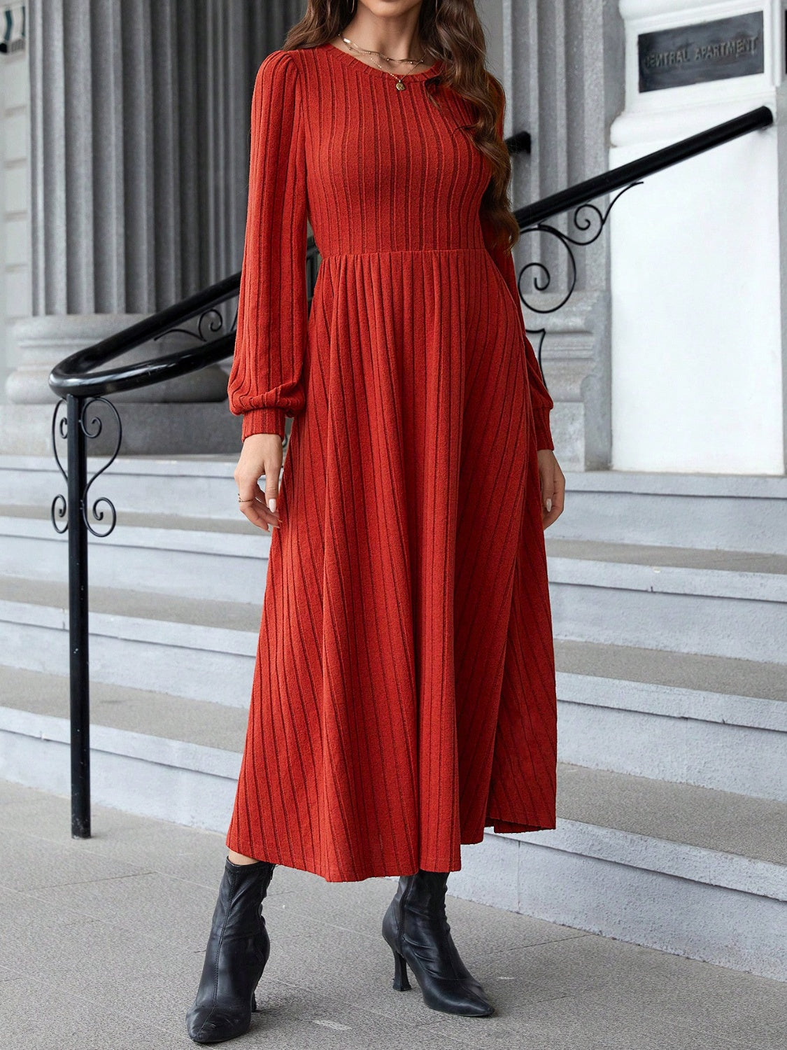 Geripptes Kleid mit Rundhalsausschnitt und langen Ärmeln