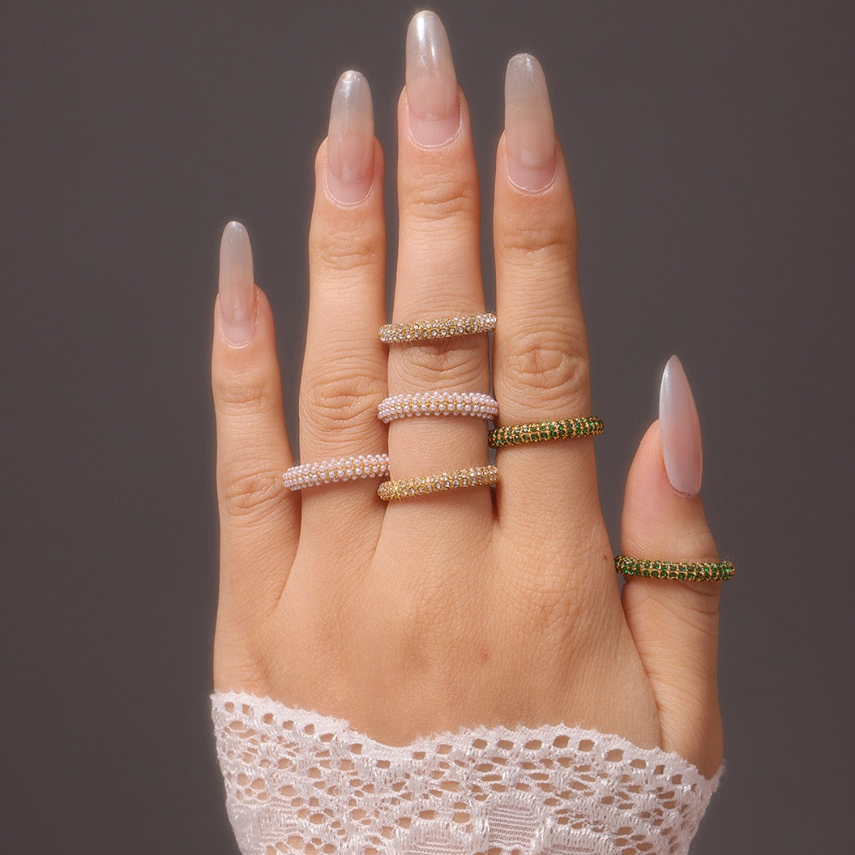 18 Karat vergoldeter Ring mit eingelegtem Zirkon