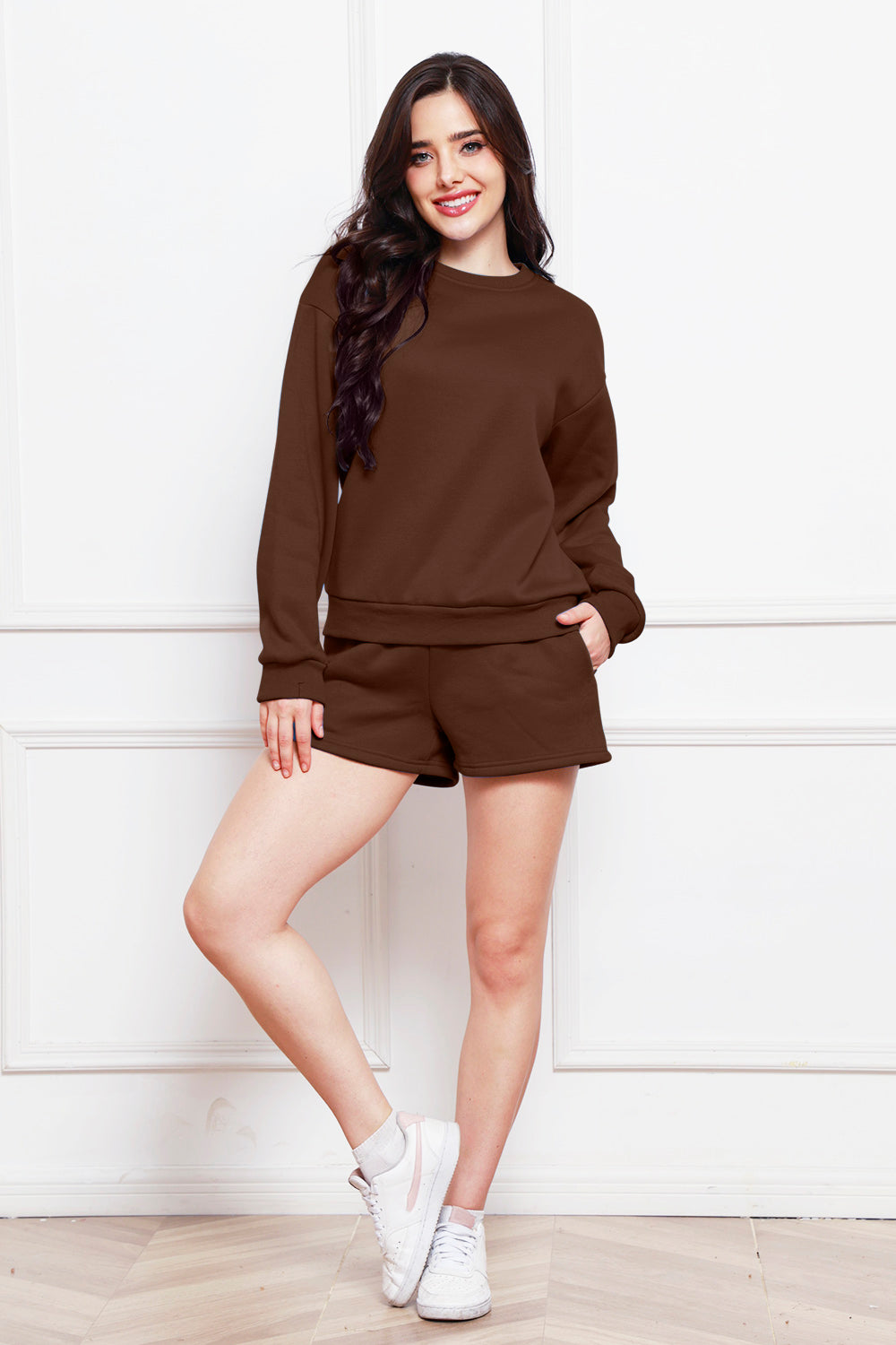 Set aus langärmligem Sweatshirt mit Rundhalsausschnitt und Shorts mit Kordelzug