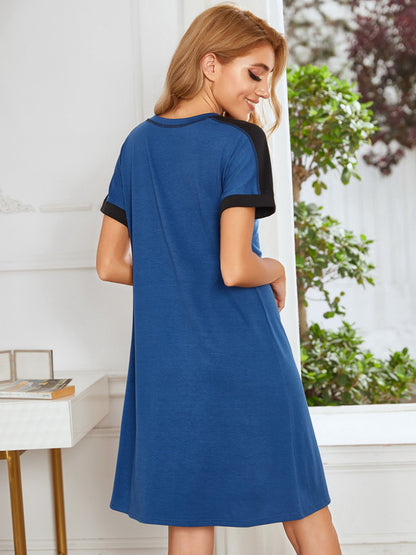 Kleid mit Kontrastnähten und kontrastierenden Kurzarm