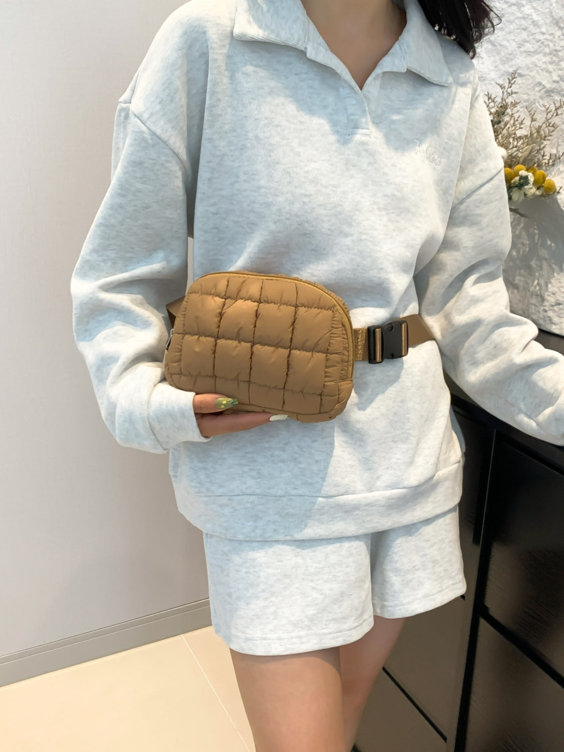 Umhängetasche mit verstellbarem Riemen und Blasenstruktur