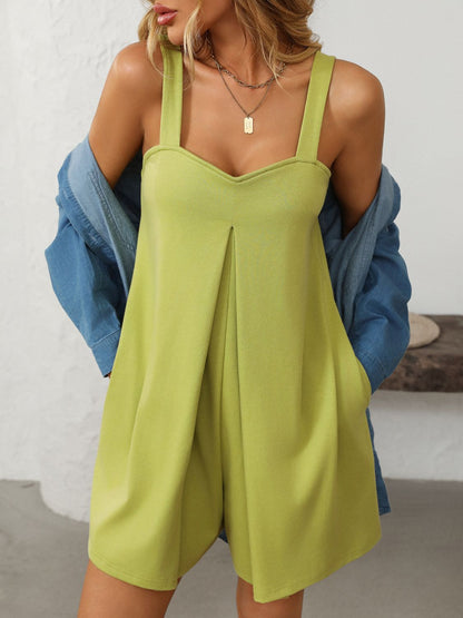 Mandy Strampler mit Herzausschnitt, breiten Trägern und Taschen