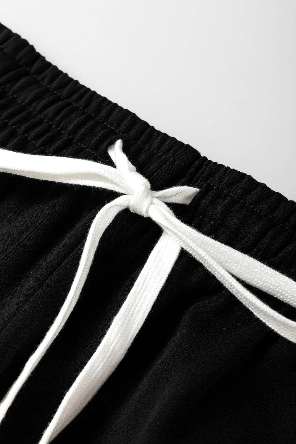 Gestreiftes Set mit langärmligem Oberteil und Hose mit Rundhalsausschnitt