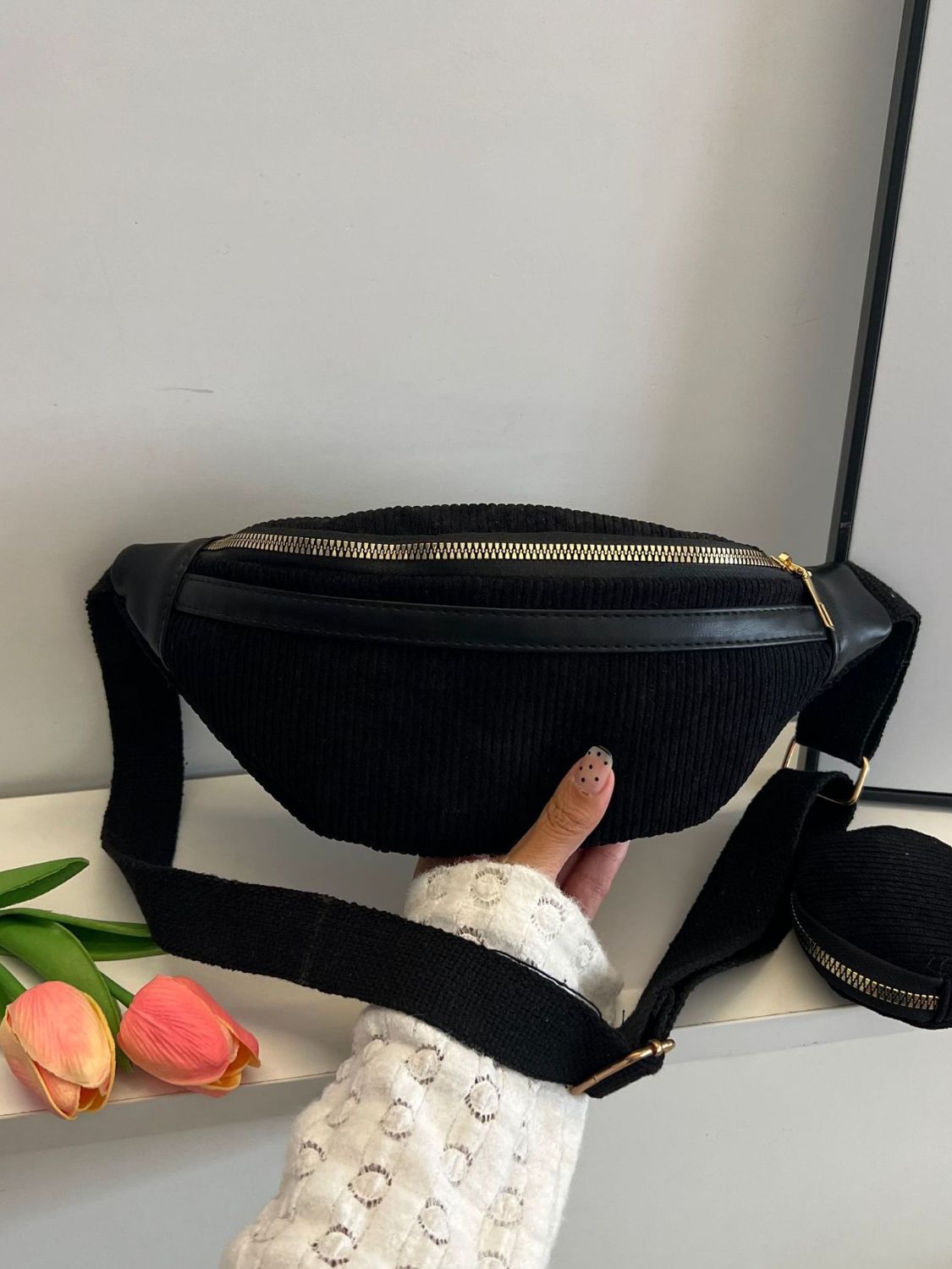 Umhängetasche aus Cord mit verstellbarem Riemen und Beutel