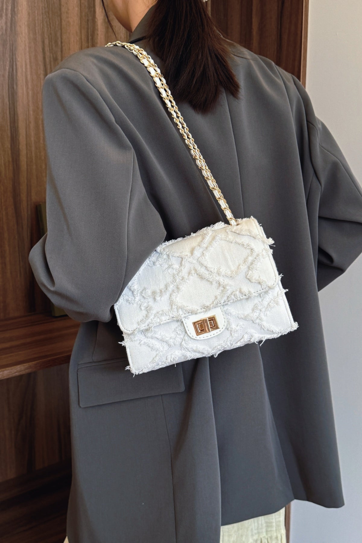 Umhängetasche aus Denim mit ungesäumtem Saum