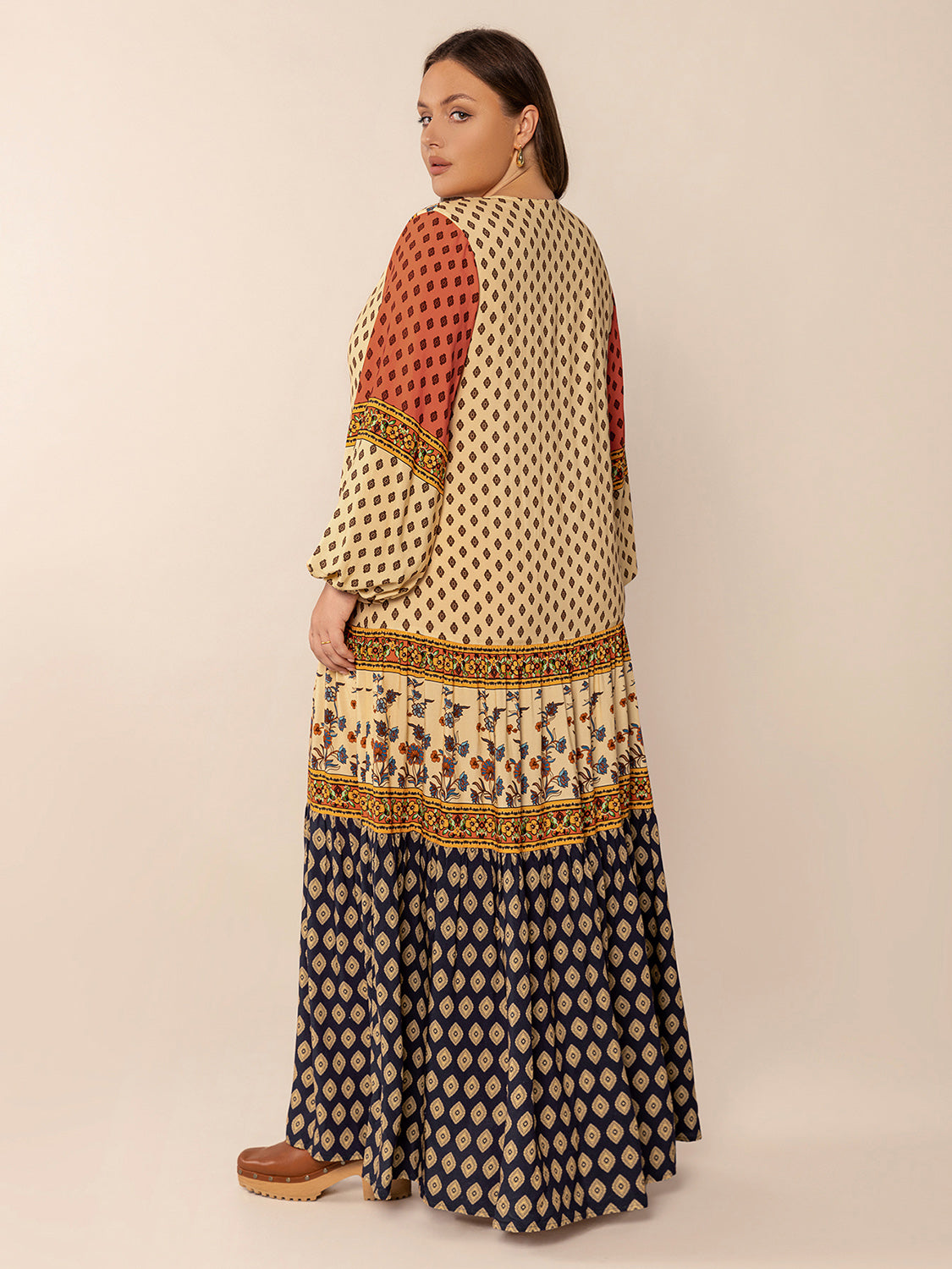 Bedrucktes Maxikleid mit V-Ausschnitt und langen Ärmeln in Übergröße