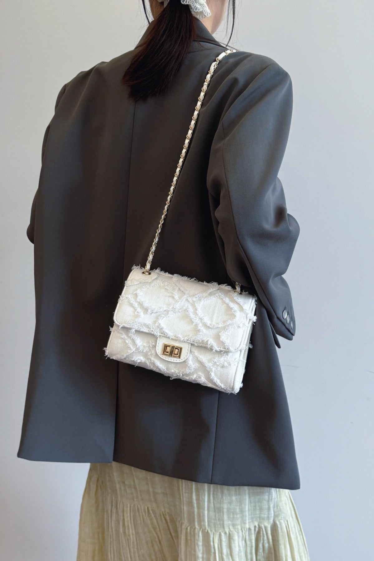 Umhängetasche aus Denim mit ungesäumtem Saum