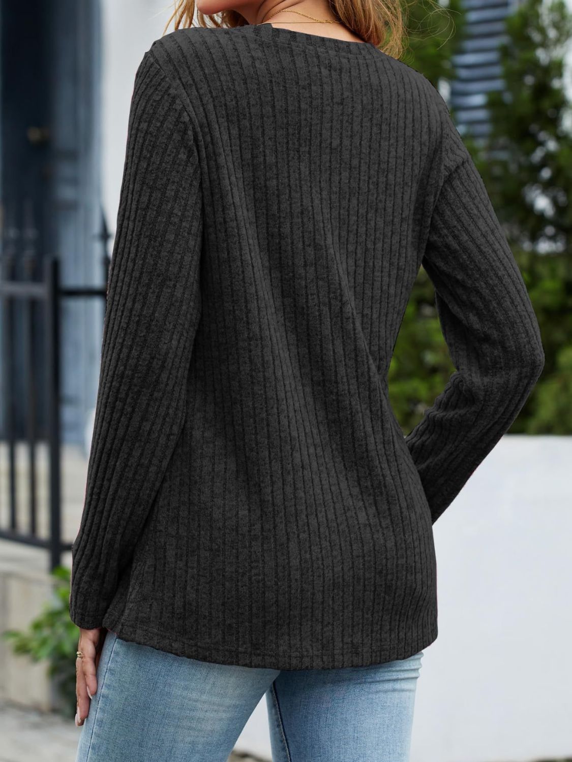 Langärmliges T-Shirt mit V-Ausschnitt