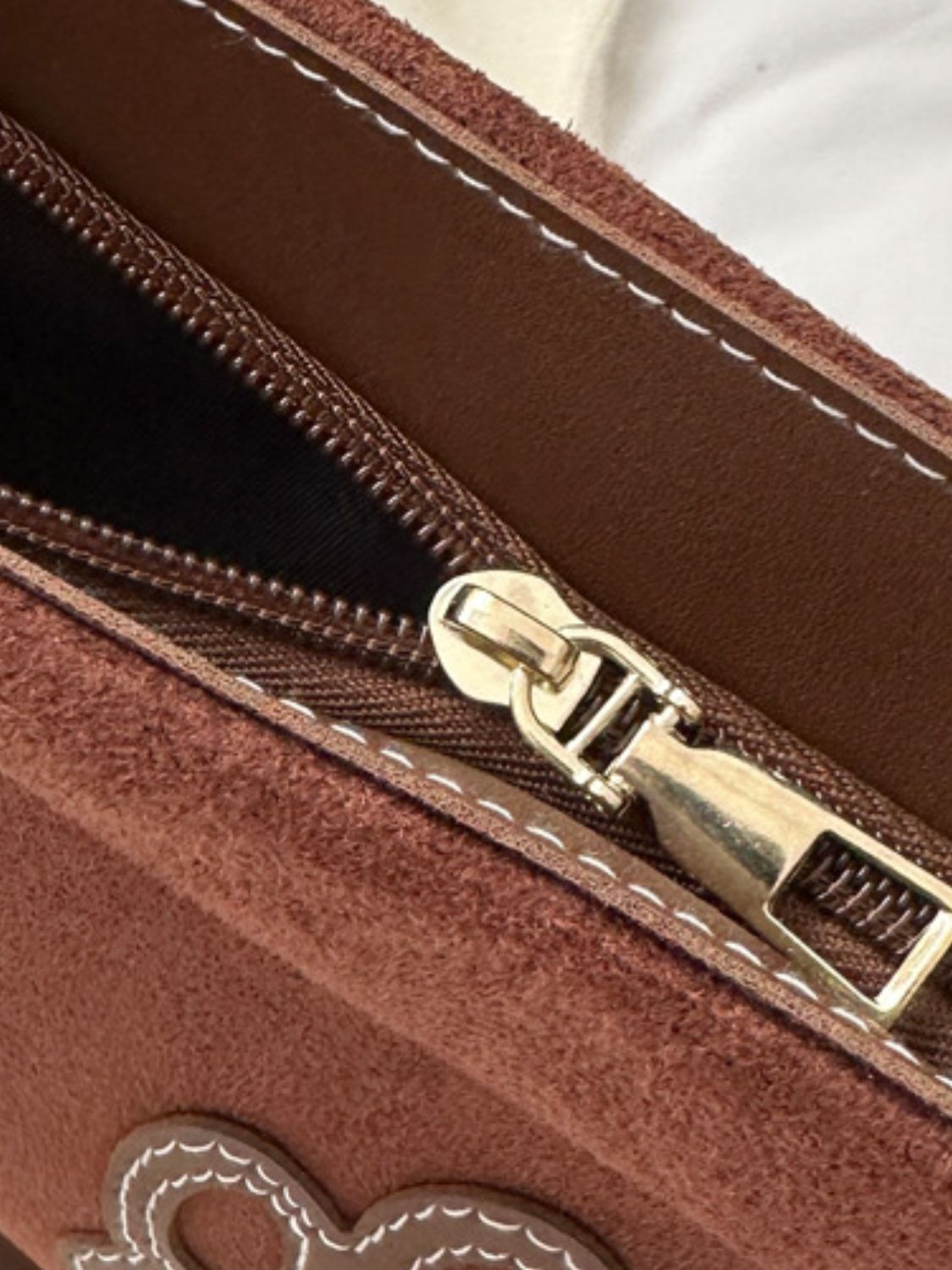 Tote Bag mit Wildlederpatch und verstellbarem Riemen