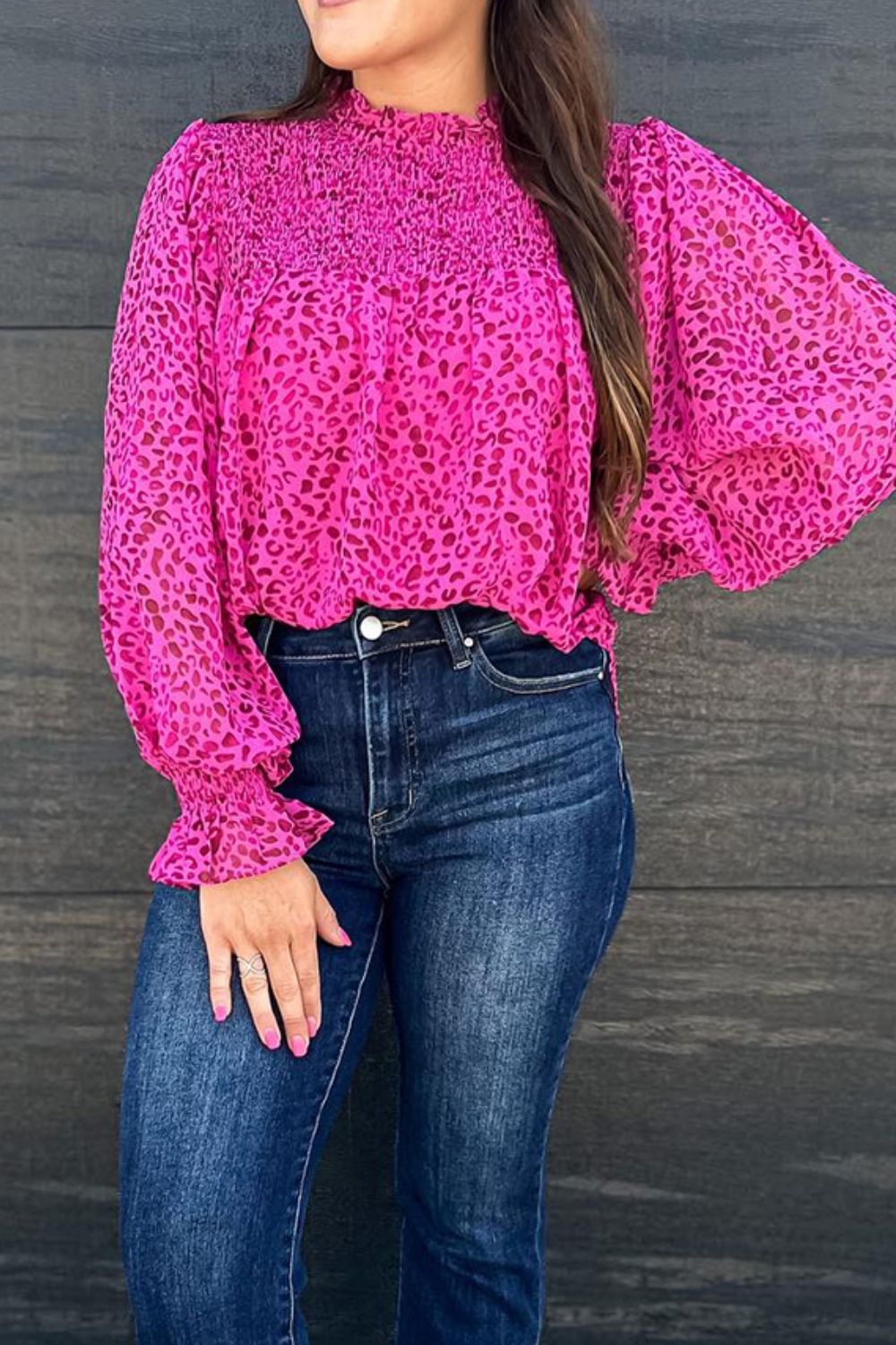 Gerüschte Bluse mit Leopardenmuster und Stehkragen