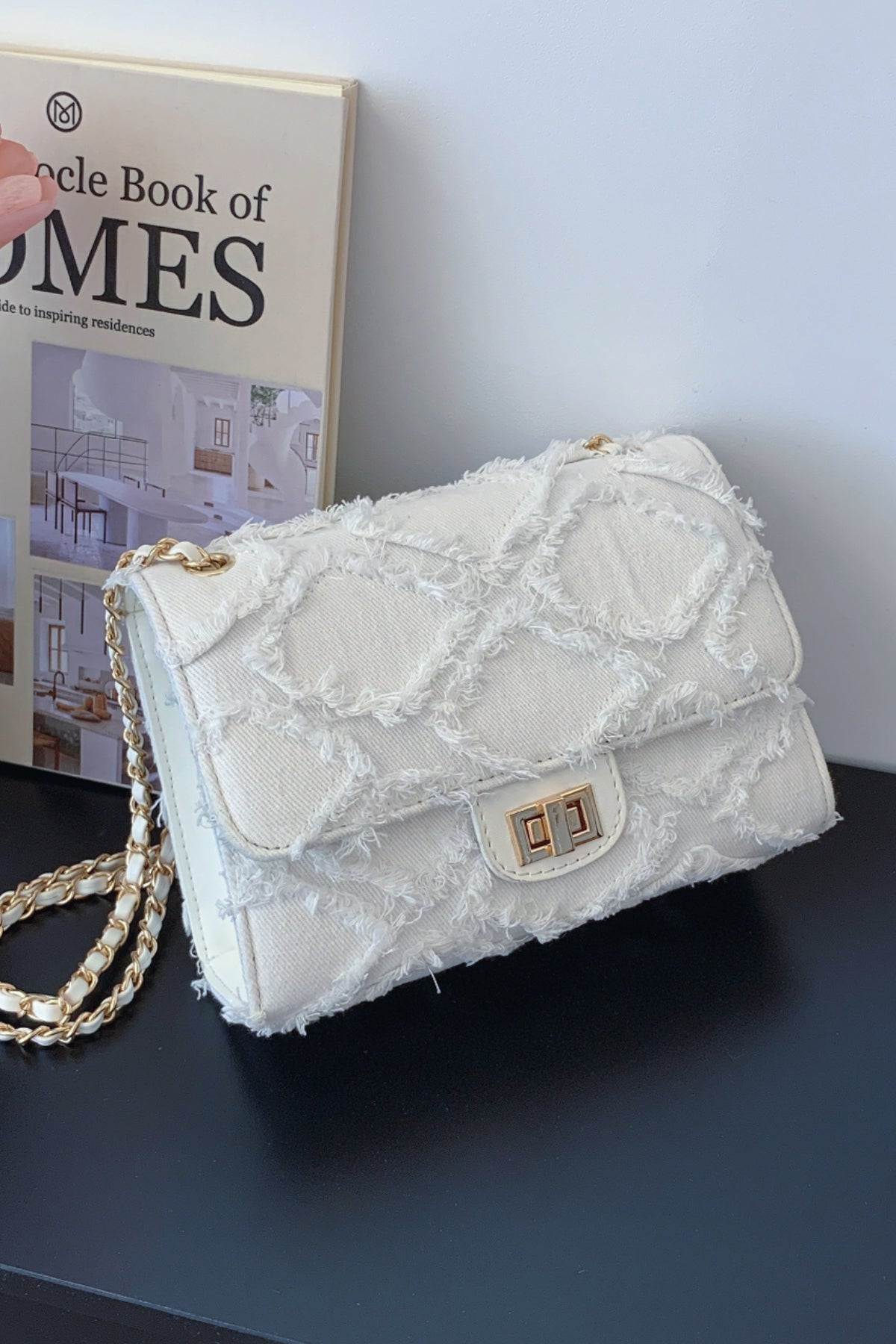 Umhängetasche aus Denim mit ungesäumtem Saum