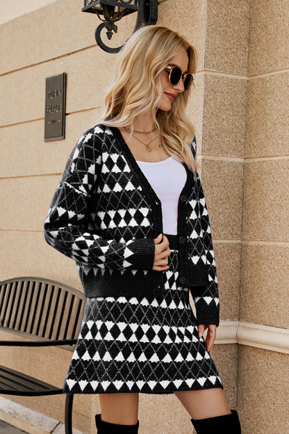 Set aus Cardigan und Rock mit geometrischem Muster und Knopfleiste vorne