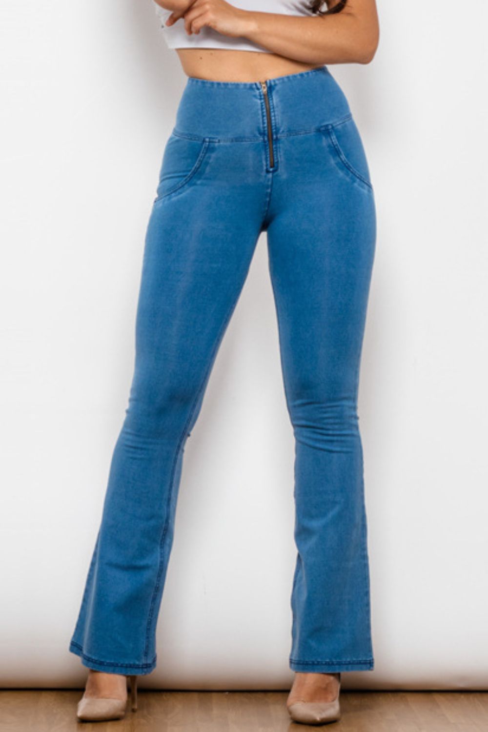 Lange Jeans mit Reißverschluss und breitem Bund