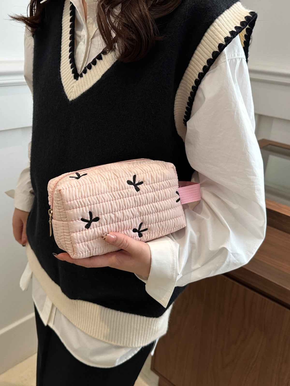 Armband mit kontrastierender Textur und Schleife