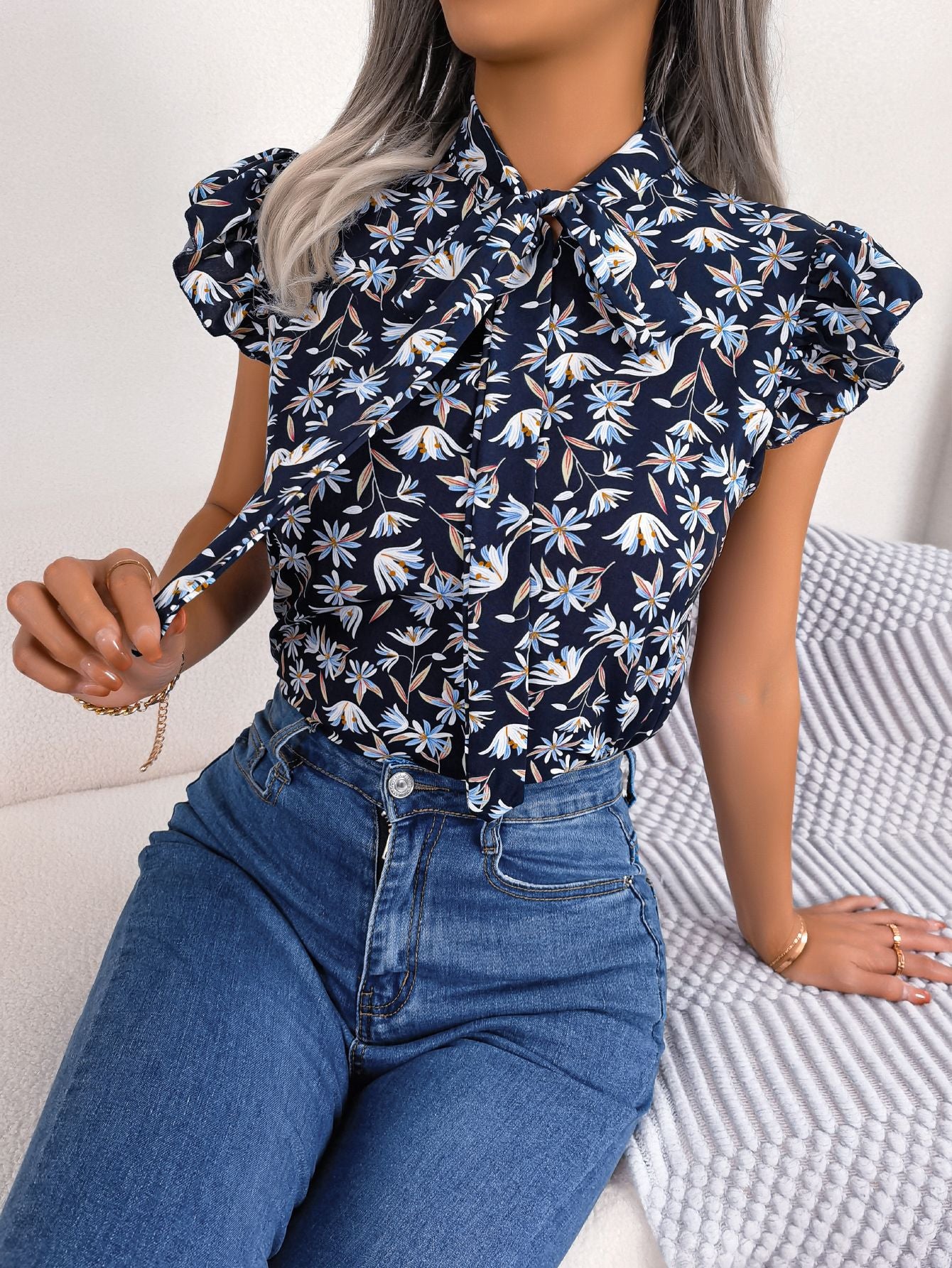 Blusa con mangas abullonadas y cuello con lazo floral