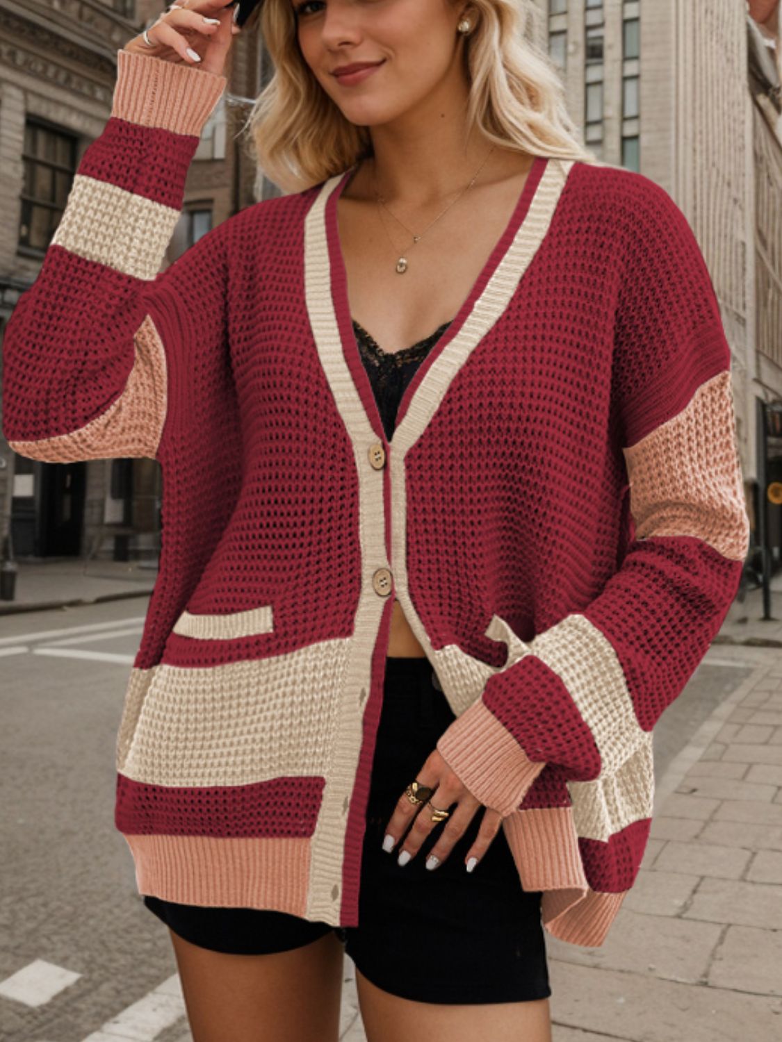 Strickjacke mit kontrastierenden Knöpfen und langen Ärmeln