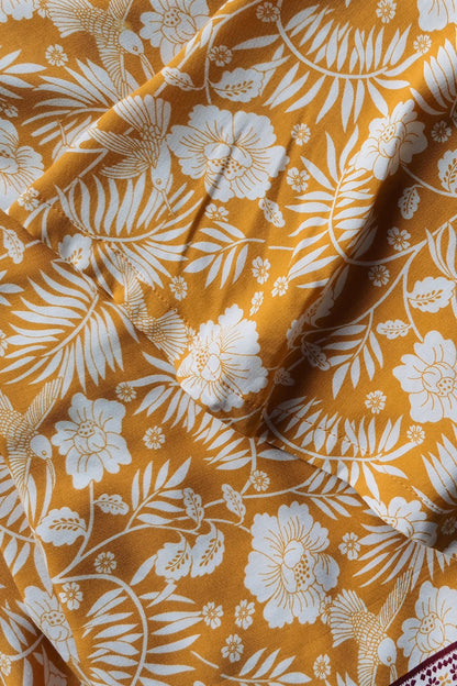 Set aus bedrucktem Oberteil mit halblangen Ärmeln und geschlitztem Rock