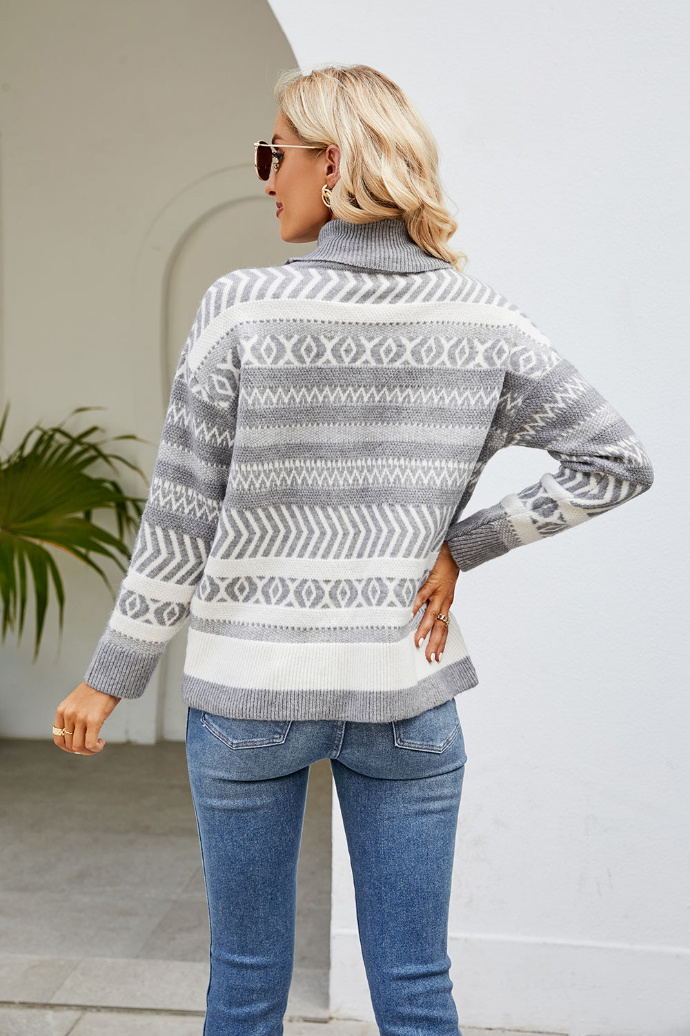Geometrischer Rollkragenpullover mit langen Ärmeln