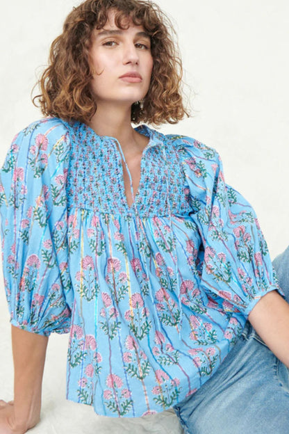 Bluse mit gesmoktem Blumenmuster und Schleife am Hals