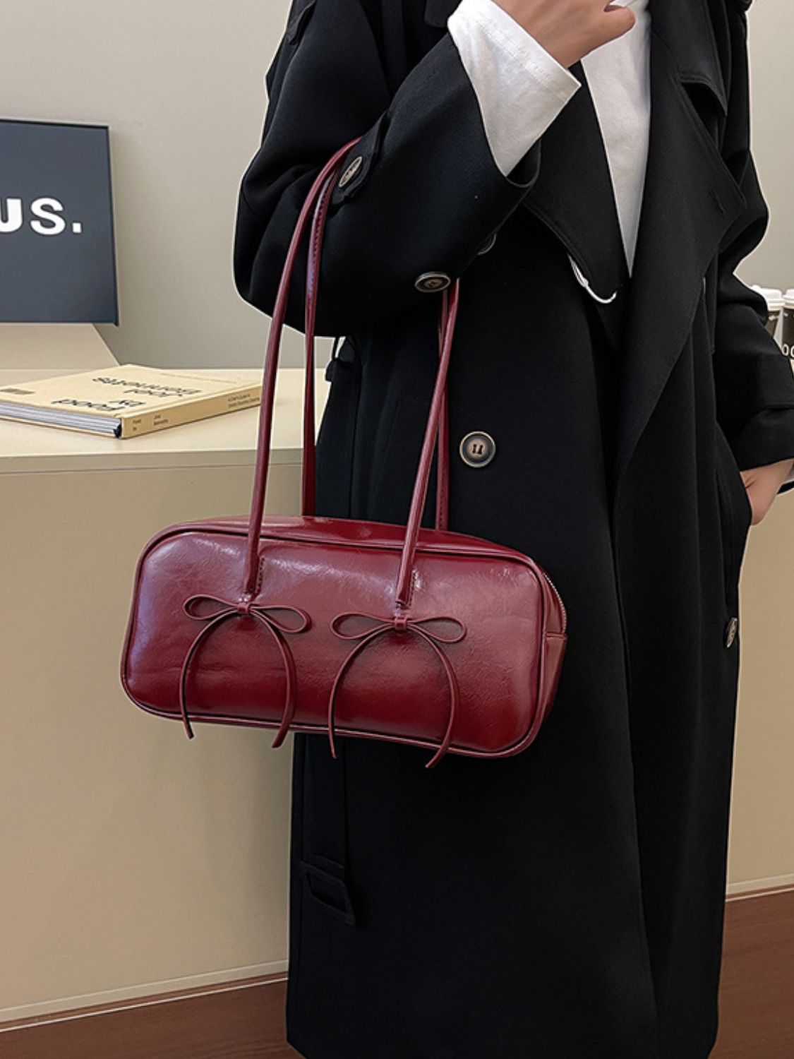 Schultertasche aus PU-Leder mit Schleifenbesatz