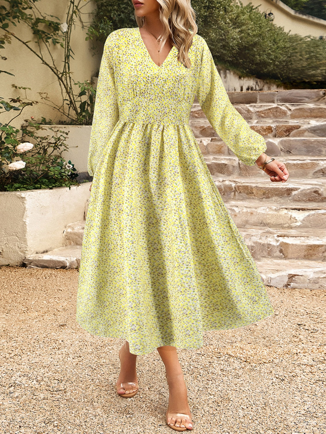 Langärmliges Midikleid mit Blumenmuster und V-Ausschnitt