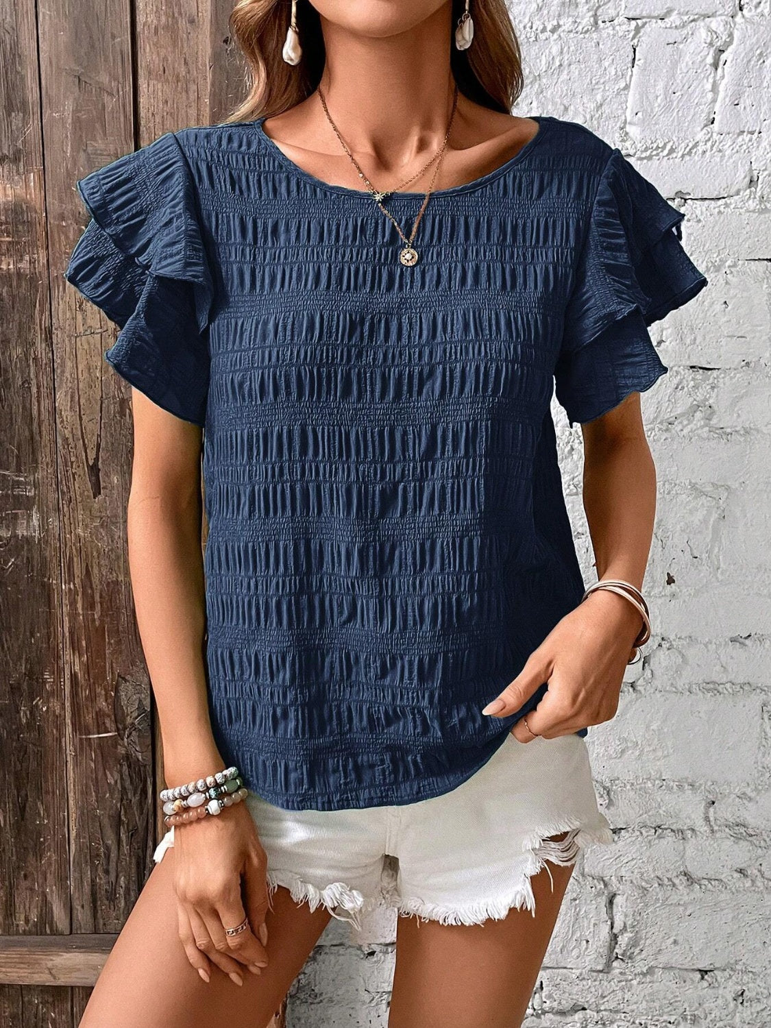 Blusa con cuello redondo y mangas con volantes