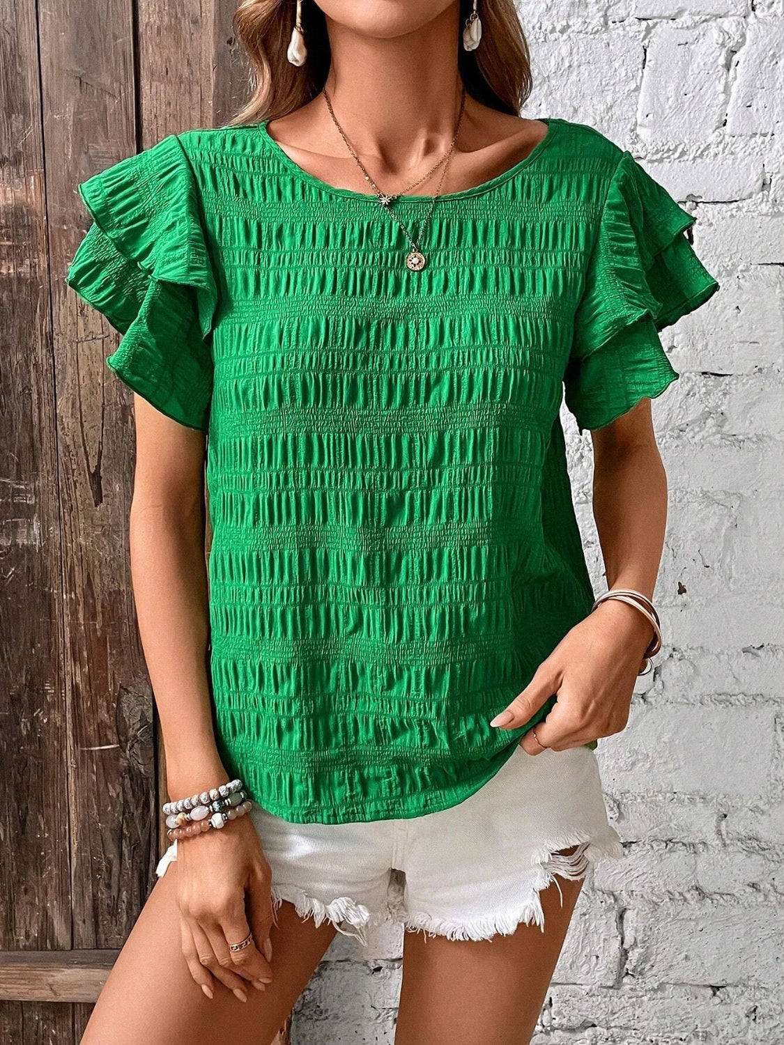 Blusa con cuello redondo y mangas con volantes