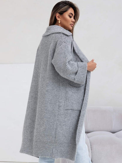 Strickjacke mit Taschen, Kragen und überschnittenen Schultern
