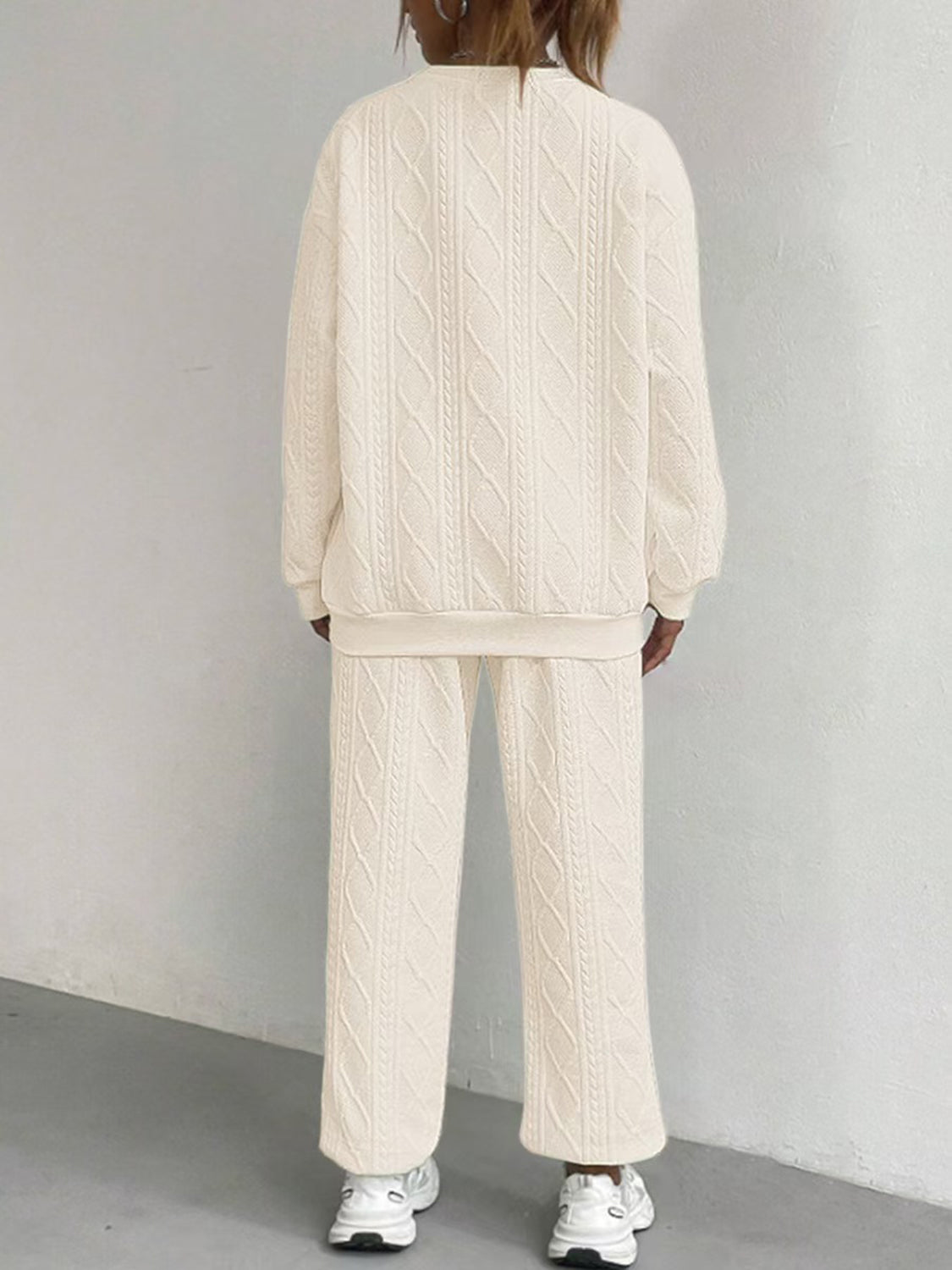 Strukturiertes Set aus Oberteil und Hose mit Rundhalsausschnitt