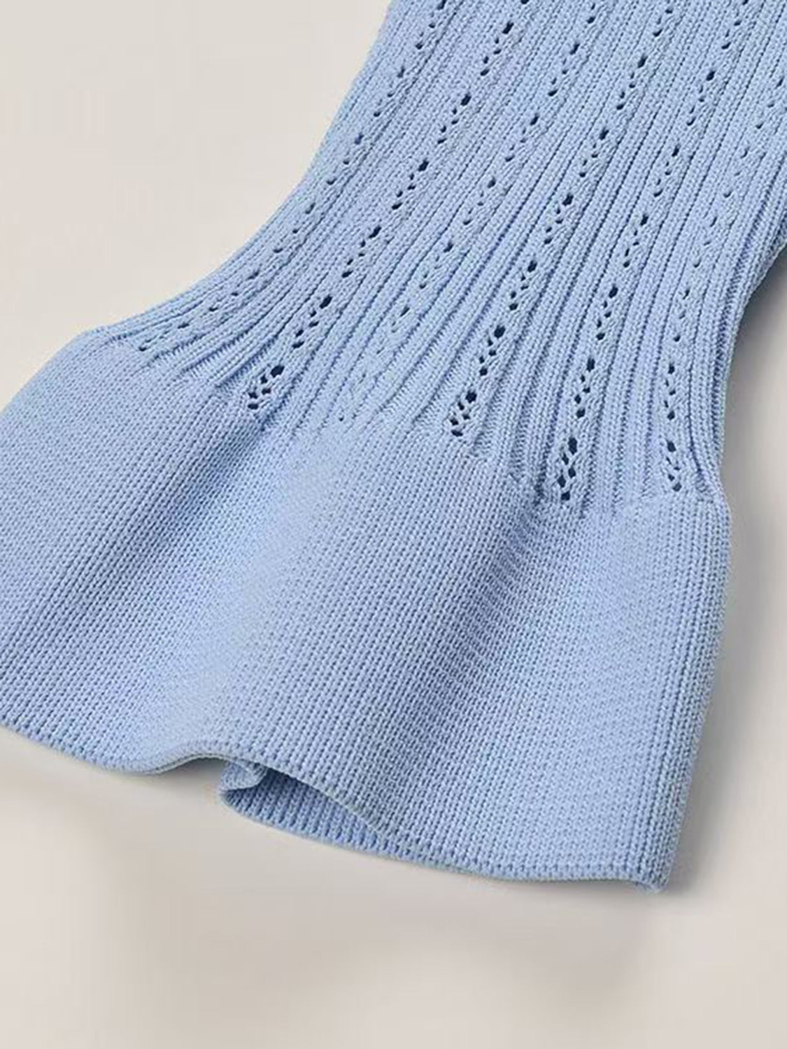 Set aus Oberteil mit V-Ausschnitt und Pullover mit Midirock und Rüschen