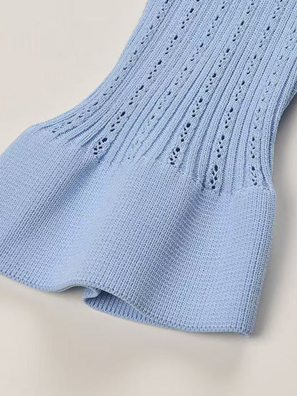 Set aus Oberteil mit V-Ausschnitt und Pullover mit Midirock und Rüschen