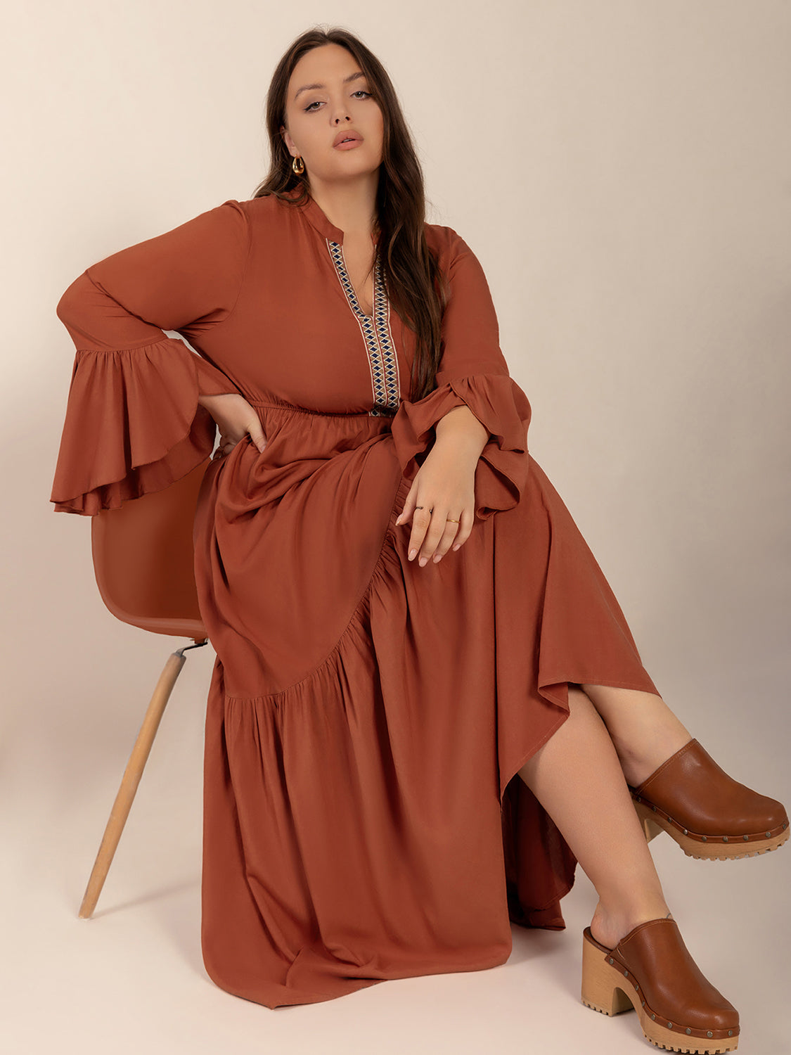 Plus Size Midikleid mit Rüschen und Kerbe