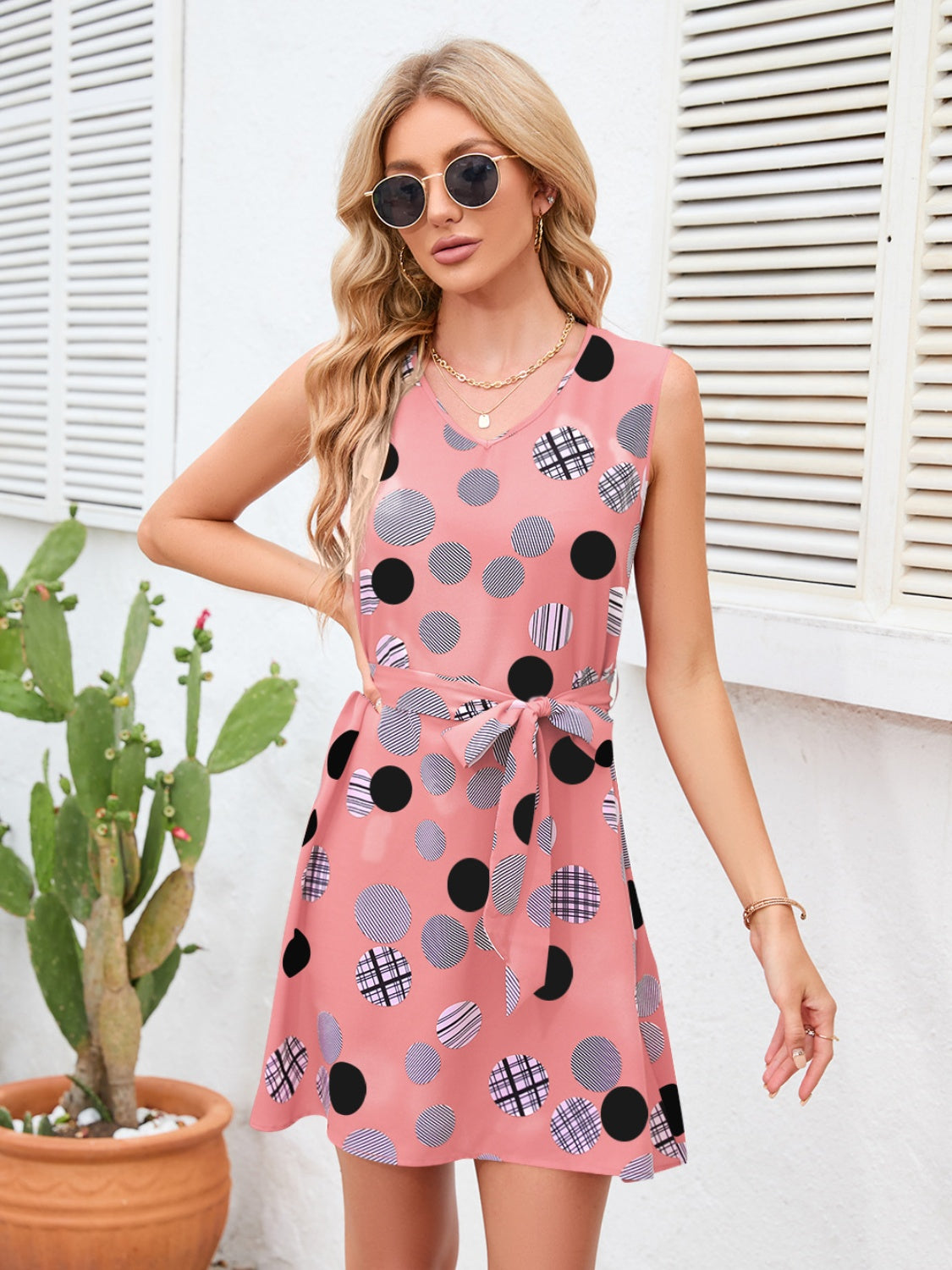 Kleid mit V-Ausschnitt und Polka Dot-Muster